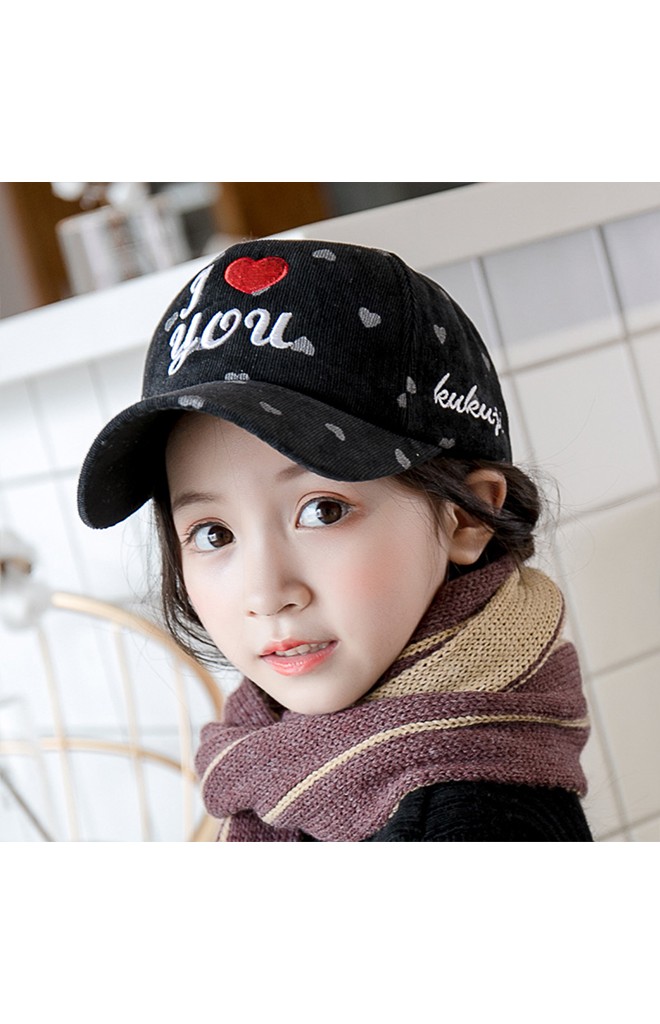 หมวกแก๊ปลูกฟูกลายหัวใจ ปัก I Love You จาก KUKUJI