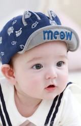 หมวกแก๊ปสกรีนแมวและปลา ใต้ปีกปัก meow จาก TUTUYA