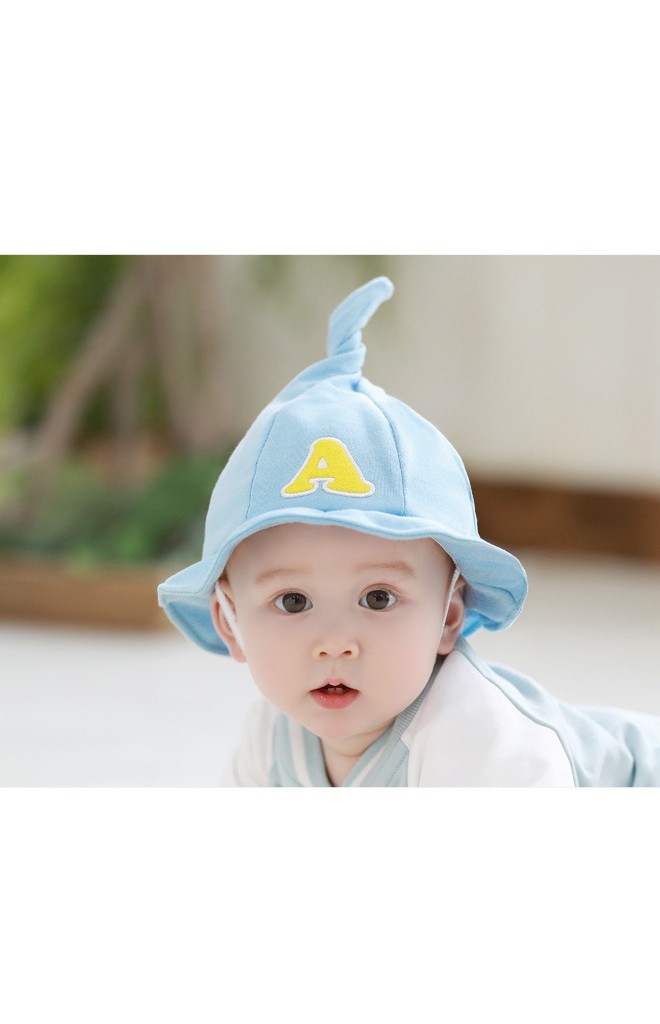 หมวกปีกรอบยอดแหลม ปักอักษร A จาก TUTUYA