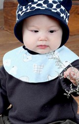 ผ้ากันเปื้อนเด็กแบบโค้งลายน่ารัก