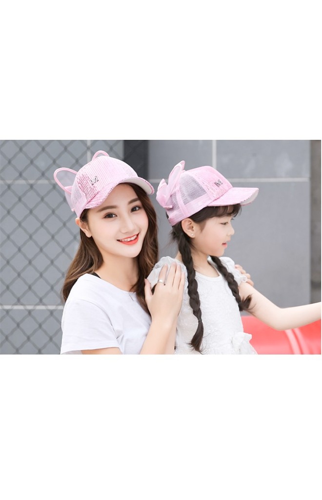 หมวกแก๊ปด้านหลังแต่งหูกระต่ายใหญ่ผูกโบว์ แต่งอักษร M