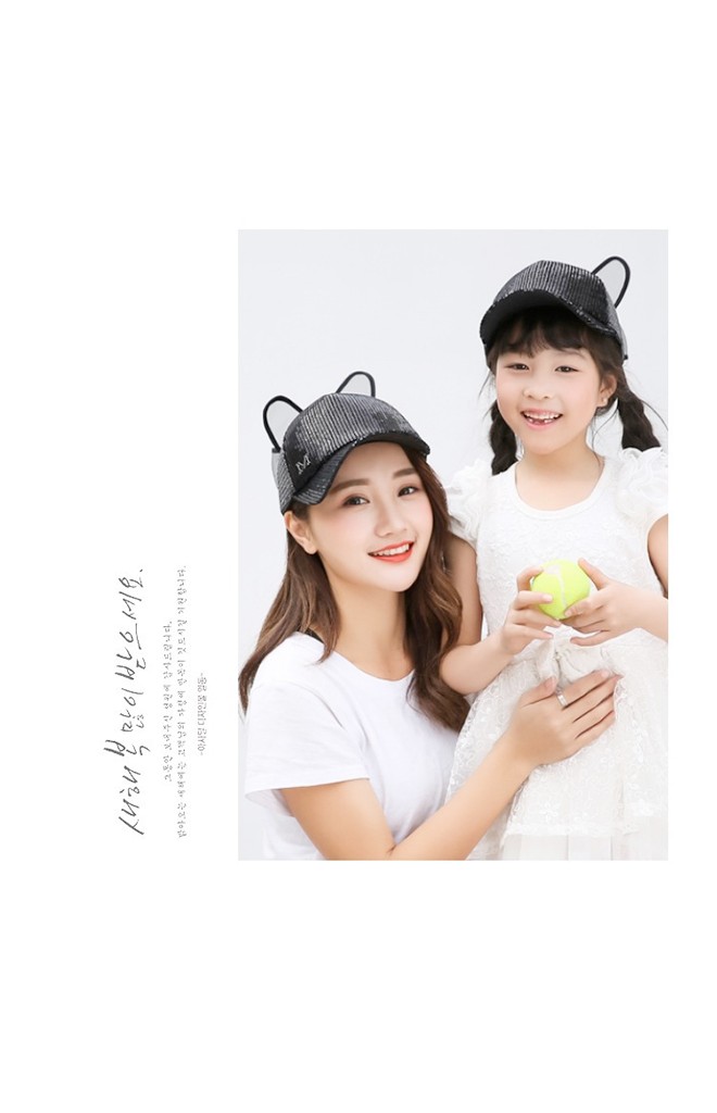 หมวกแก๊ปด้านหลังแต่งหูกระต่ายใหญ่ผูกโบว์ แต่งอักษร M