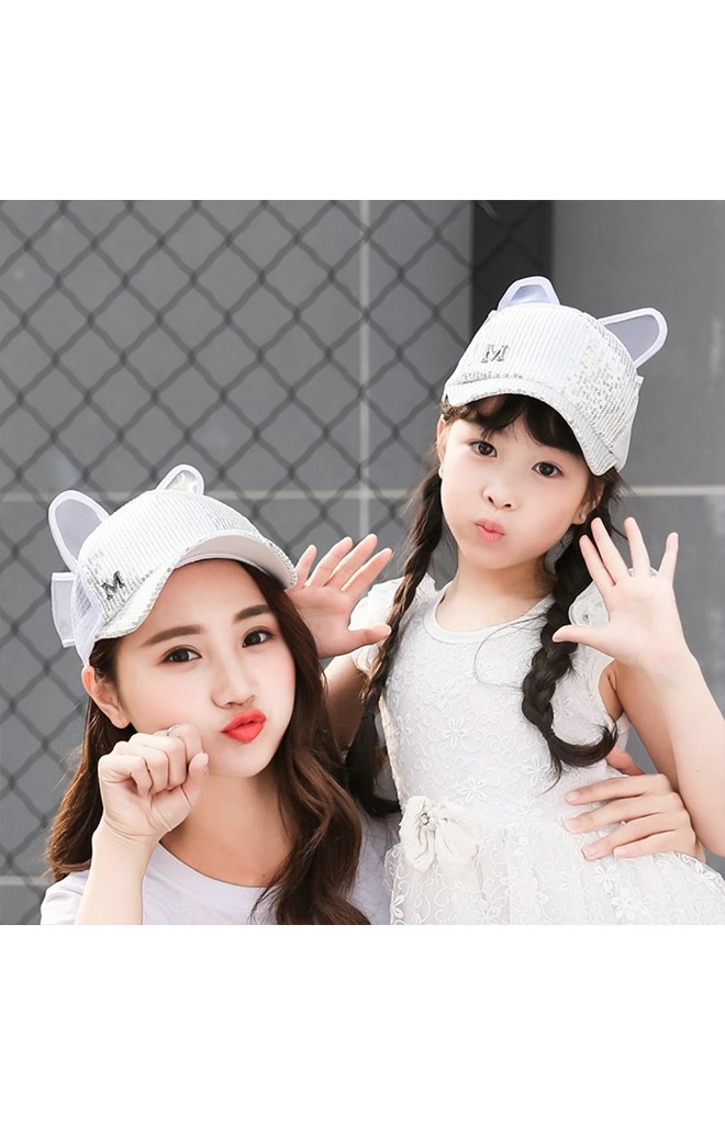 หมวกแก๊ปด้านหลังแต่งหูกระต่ายใหญ่ผูกโบว์ แต่งอักษร M