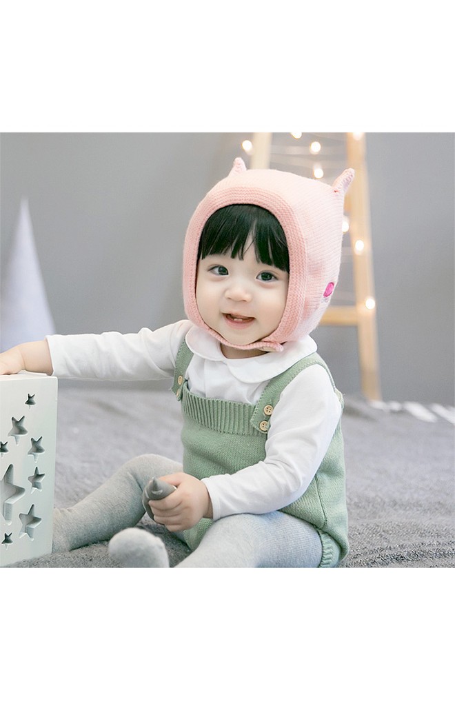 หมวกไหมพรมแมวน้อยหูตั้ง มีสายคล้องติดกระดุมใต้คาง GZMM