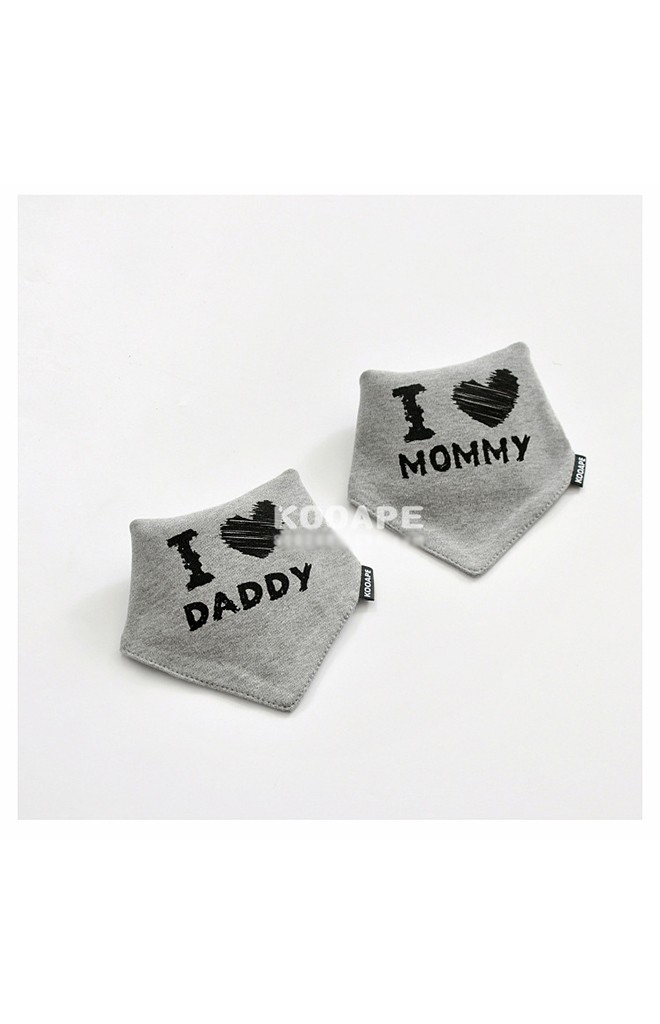 ผ้ากันเปื้อนสามเหลี่ยมเซ็ต 2 ชิ้น ลาย I LOVE DADDY & MOMMY