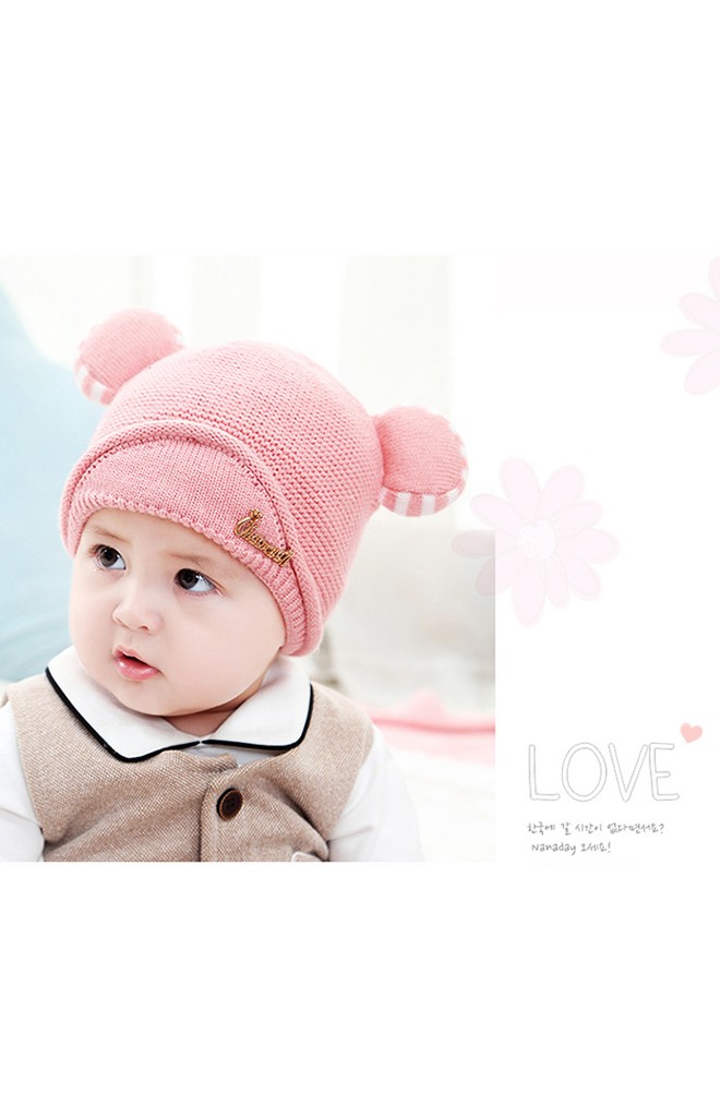 หมวกไหมพรมแต่งหูกลมนูน ด้านหน้าแต่งป้ายอักษร
