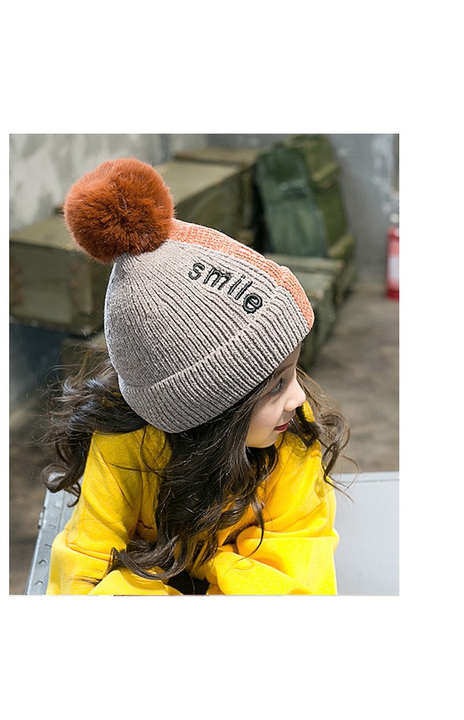 หมวกไหมพรมสีทูโทนปัก smile ด้านบนแต่งปอมขนมิ้ง