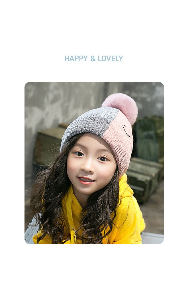 หมวกไหมพรมสีทูโทนปัก smile ด้านบนแต่งปอมขนมิ้ง