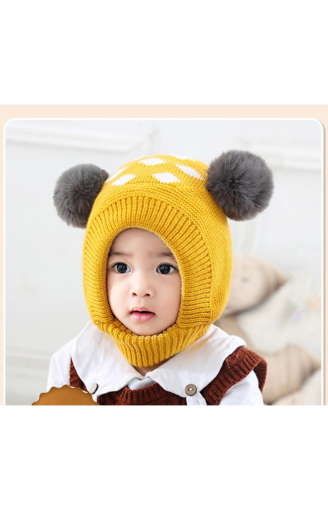 หมวกไหมพรมแต่งปอมขนมิ้ง ด้านบนทอลายสี่เหลี่ยมสีขาว
