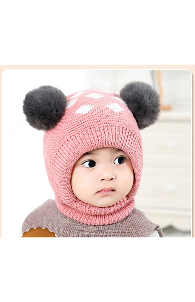 หมวกไหมพรมแต่งปอมขนมิ้ง ด้านบนทอลายสี่เหลี่ยมสีขาว