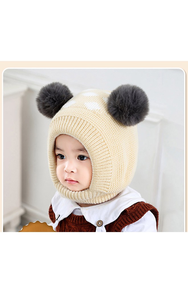 หมวกไหมพรมแต่งปอมขนมิ้ง ด้านบนทอลายสี่เหลี่ยมสีขาว