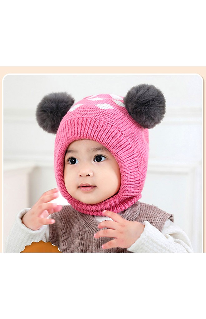หมวกไหมพรมแต่งปอมขนมิ้ง ด้านบนทอลายสี่เหลี่ยมสีขาว