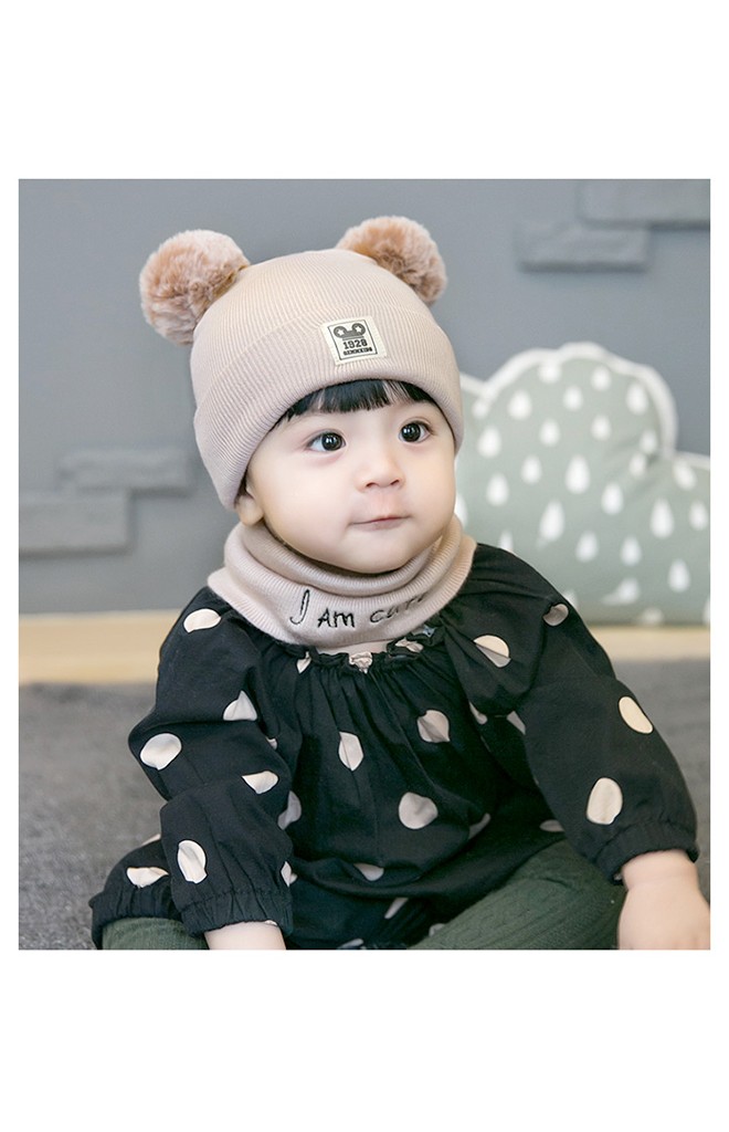เซ็ตหมวกแต่งปอมปอมขนมิ้งมาพร้อมผ้าสวมคอ ปัก I am cute จาก GZMM