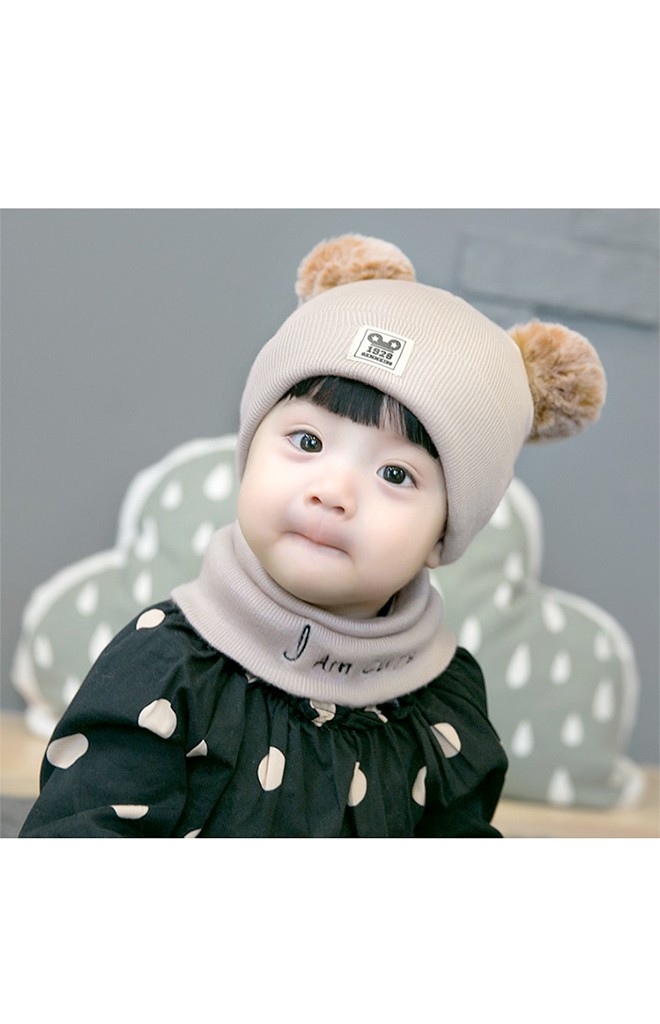เซ็ตหมวกแต่งปอมปอมขนมิ้งมาพร้อมผ้าสวมคอ ปัก I am cute จาก GZMM