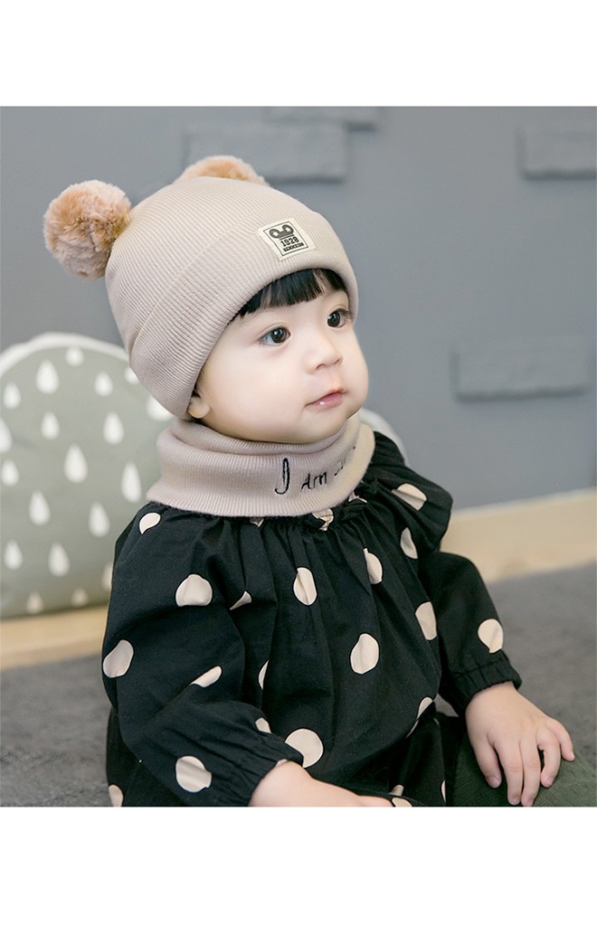เซ็ตหมวกแต่งปอมปอมขนมิ้งมาพร้อมผ้าสวมคอ ปัก I am cute จาก GZMM