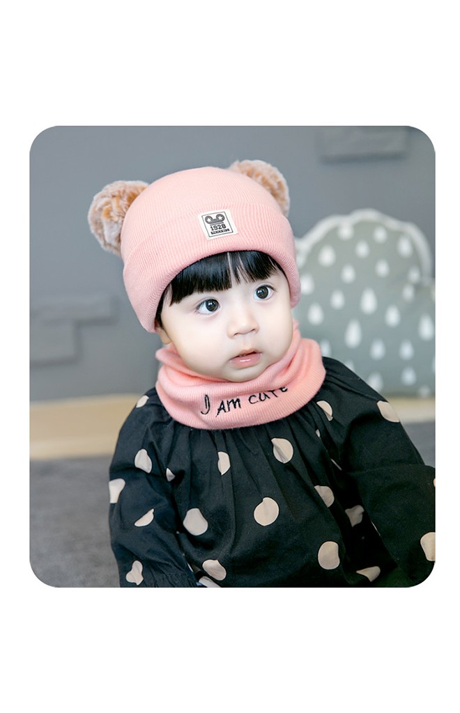 เซ็ตหมวกแต่งปอมปอมขนมิ้งมาพร้อมผ้าสวมคอ ปัก I am cute จาก GZMM
