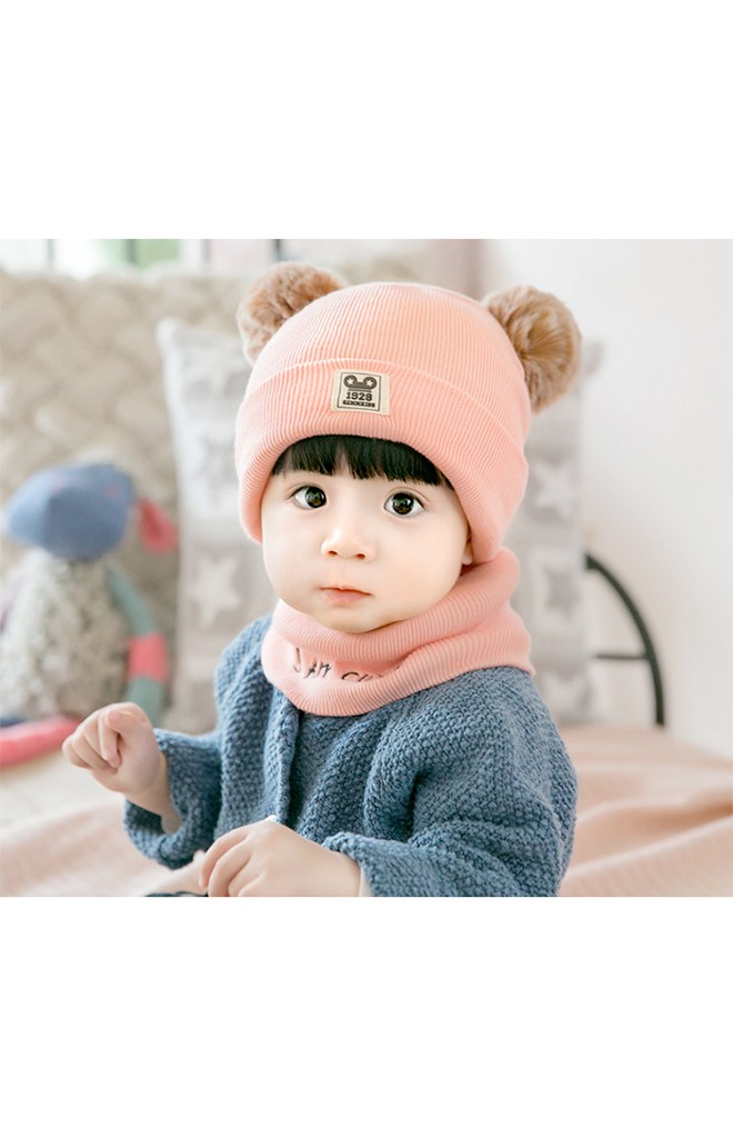 เซ็ตหมวกแต่งปอมปอมขนมิ้งมาพร้อมผ้าสวมคอ ปัก I am cute จาก GZMM