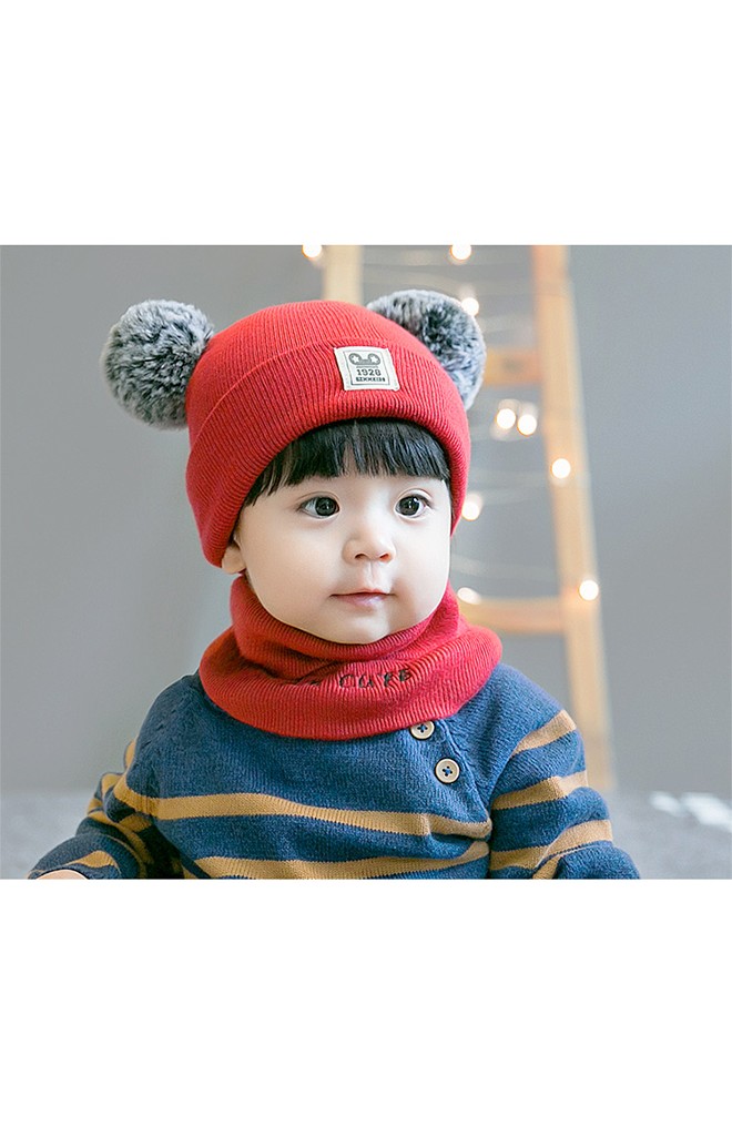 เซ็ตหมวกแต่งปอมปอมขนมิ้งมาพร้อมผ้าสวมคอ ปัก I am cute จาก GZMM