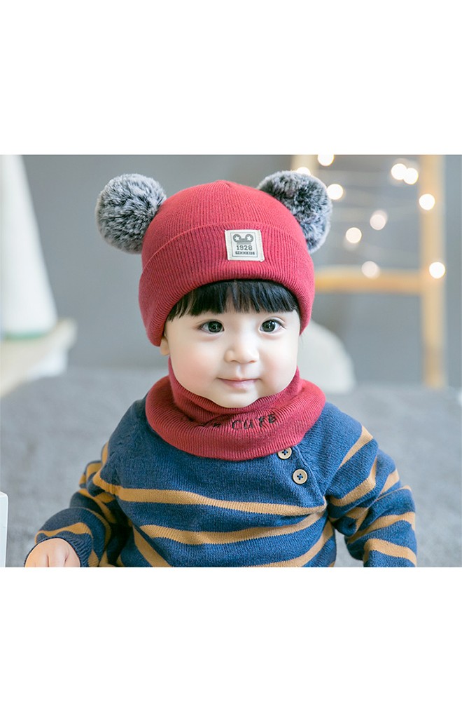เซ็ตหมวกแต่งปอมปอมขนมิ้งมาพร้อมผ้าสวมคอ ปัก I am cute จาก GZMM