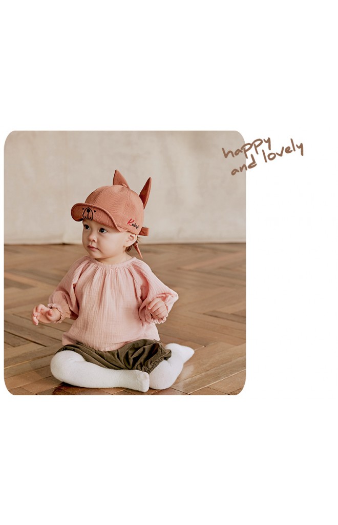 หมวกแก๊ปด้านแต่งหูกระต่าย ด้านหลังเป็นยางยืดและมีโบว์ผูก KUKUJI