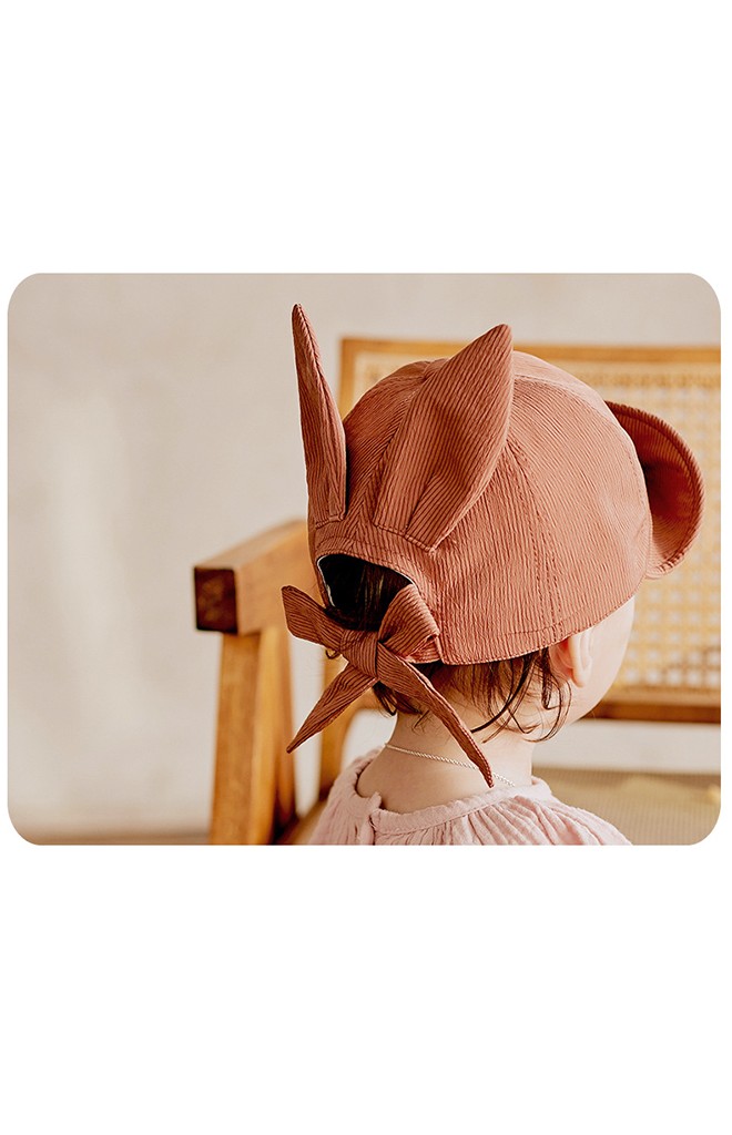 หมวกแก๊ปด้านแต่งหูกระต่าย ด้านหลังเป็นยางยืดและมีโบว์ผูก KUKUJI