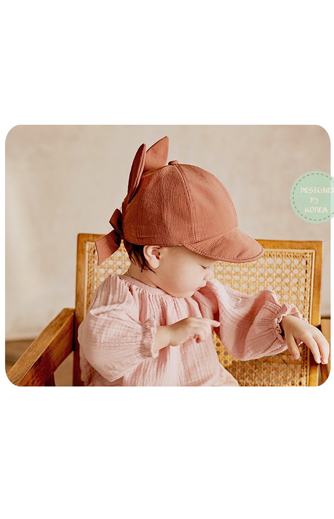 หมวกแก๊ปด้านแต่งหูกระต่าย ด้านหลังเป็นยางยืดและมีโบว์ผูก KUKUJI