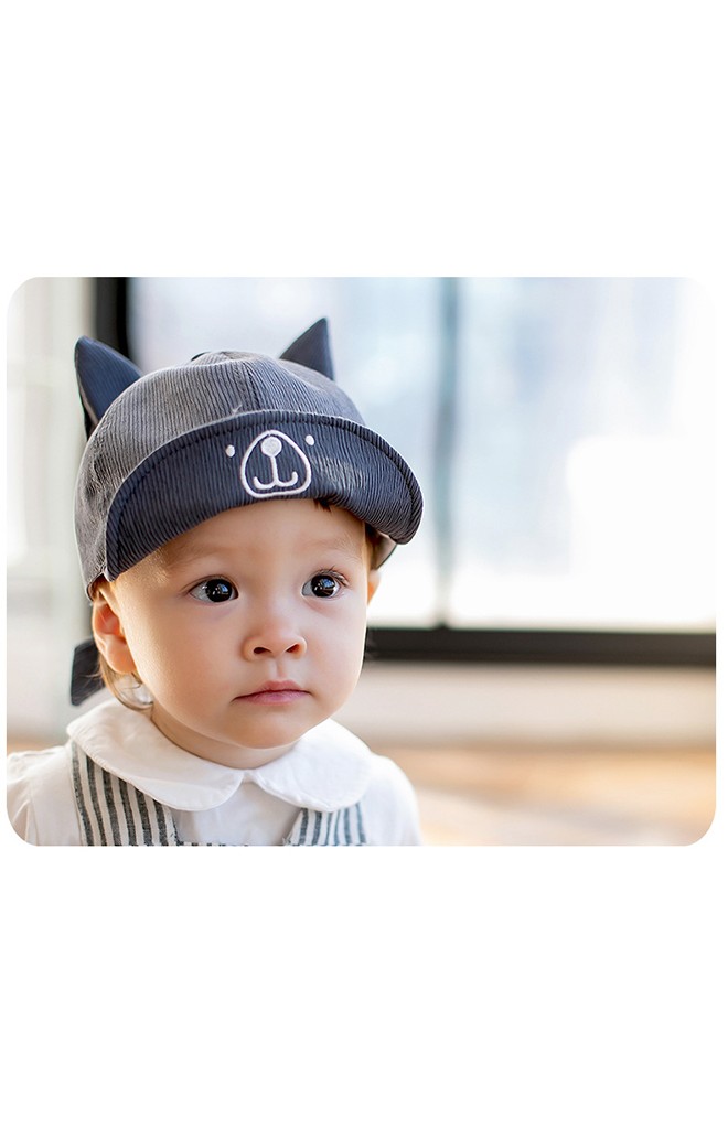 หมวกแก๊ปด้านแต่งหูกระต่าย ด้านหลังเป็นยางยืดและมีโบว์ผูก KUKUJI