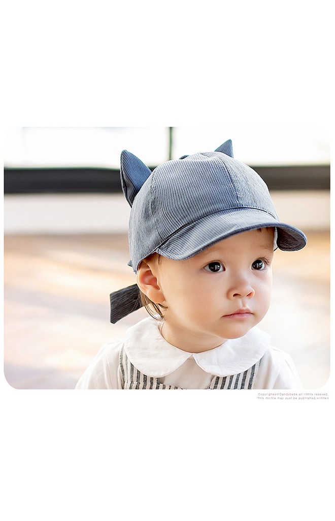 หมวกแก๊ปด้านแต่งหูกระต่าย ด้านหลังเป็นยางยืดและมีโบว์ผูก KUKUJI