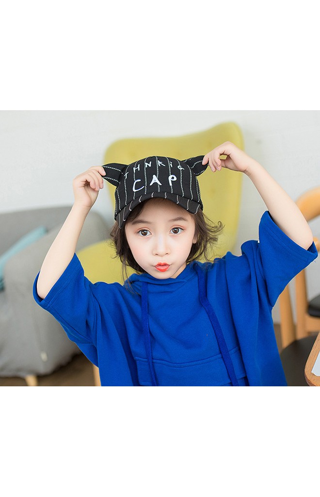 หมวกแก๊ปเด็กลายทางแต่งหู ด้านหน้าปัก THNKiG CAP จาก KUKUJI
