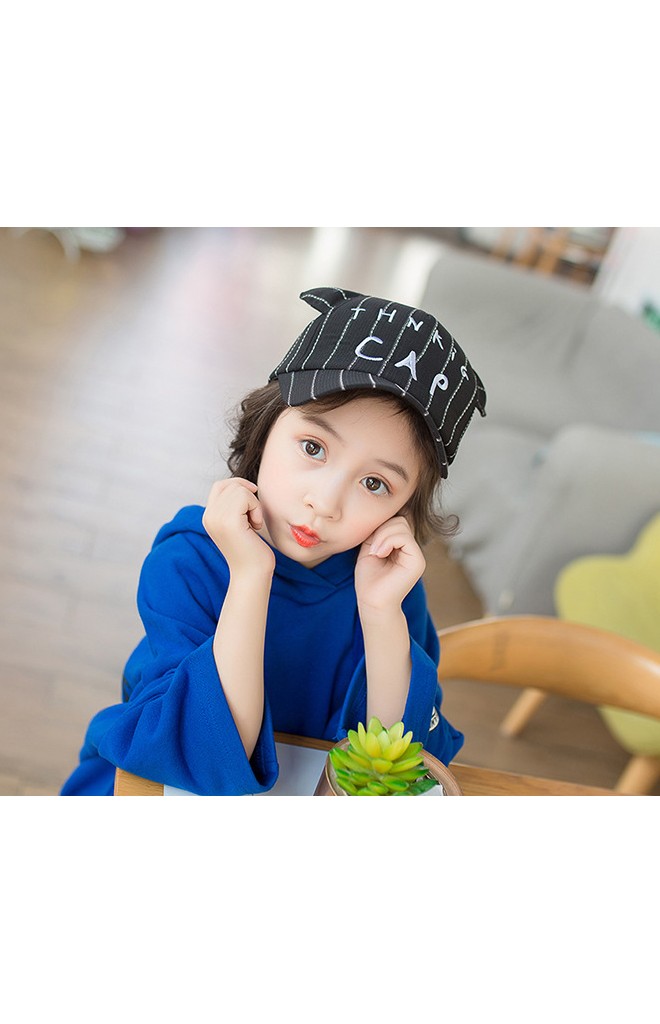 หมวกแก๊ปเด็กลายทางแต่งหู ด้านหน้าปัก THNKiG CAP จาก KUKUJI