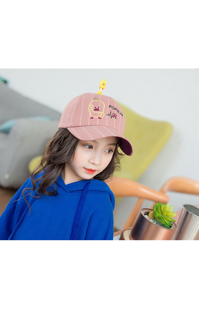 หมวกแก๊ปลายทางปักเป็ดน้อย ด้านบนแต่งตุ๊กตาเป็ด KUKUJI