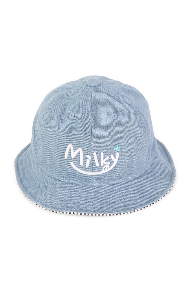 หมวกบัคเก็ตยีนส์สียีนส์อ่อน ปัก Milky ใต้ปีกหมวกลายทาง MILKY FRIENDS