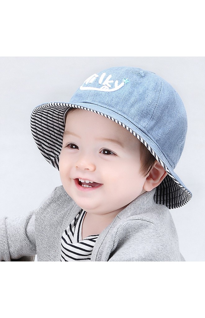 หมวกบัคเก็ตยีนส์สียีนส์อ่อน ปัก Milky ใต้ปีกหมวกลายทาง MILKY FRIENDS