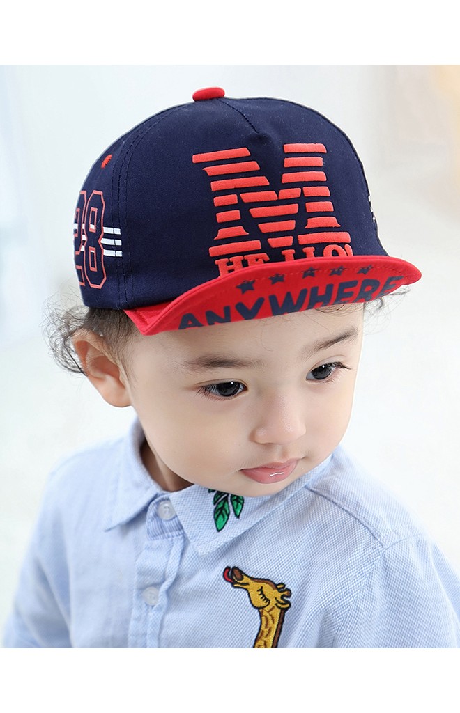 หมวกแก๊ปเด็ก ด้านหน้าสกรีนอักษร M HELLO! ด้านข้างเลข 28
