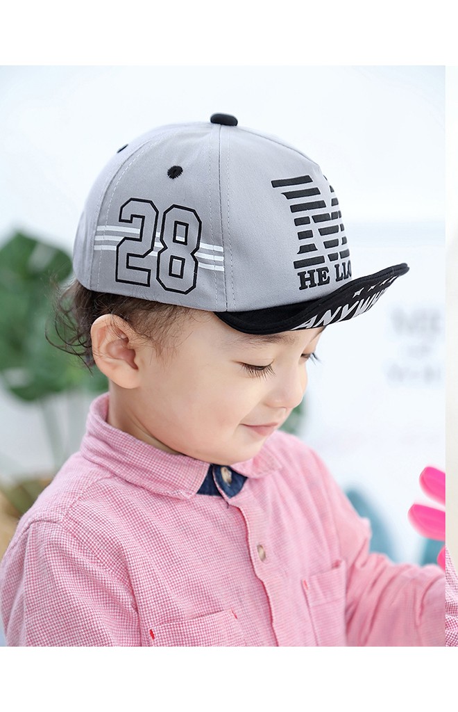 หมวกแก๊ปเด็ก ด้านหน้าสกรีนอักษร M HELLO! ด้านข้างเลข 28