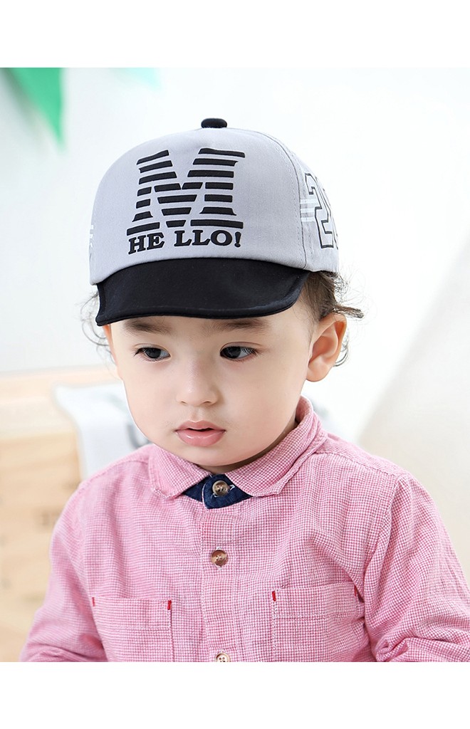 หมวกแก๊ปเด็ก ด้านหน้าสกรีนอักษร M HELLO! ด้านข้างเลข 28