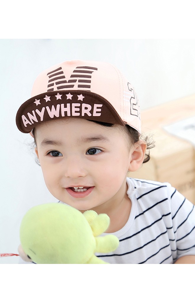 หมวกแก๊ปเด็ก ด้านหน้าสกรีนอักษร M HELLO! ด้านข้างเลข 28