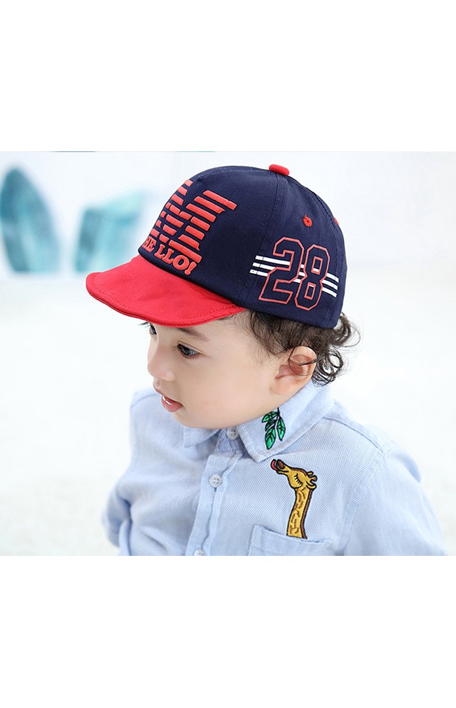 หมวกแก๊ปเด็ก ด้านหน้าสกรีนอักษร M HELLO! ด้านข้างเลข 28