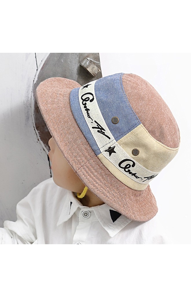หมวกปีกรอบสลับสีสวย แต่งขอบลายอักษร จาก KUKUJI