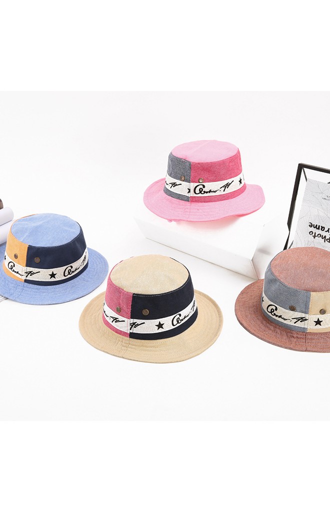 หมวกปีกรอบสลับสีสวย แต่งขอบลายอักษร จาก KUKUJI