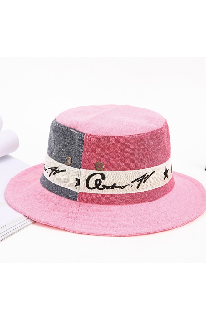 หมวกปีกรอบสลับสีสวย แต่งขอบลายอักษร จาก KUKUJI