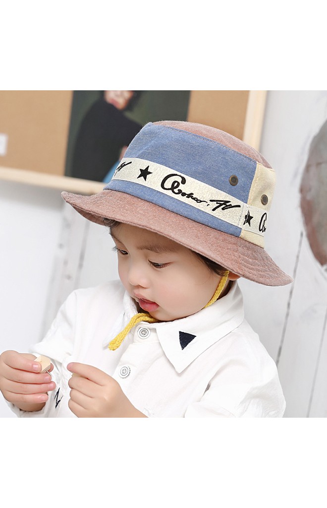 หมวกปีกรอบสลับสีสวย แต่งขอบลายอักษร จาก KUKUJI