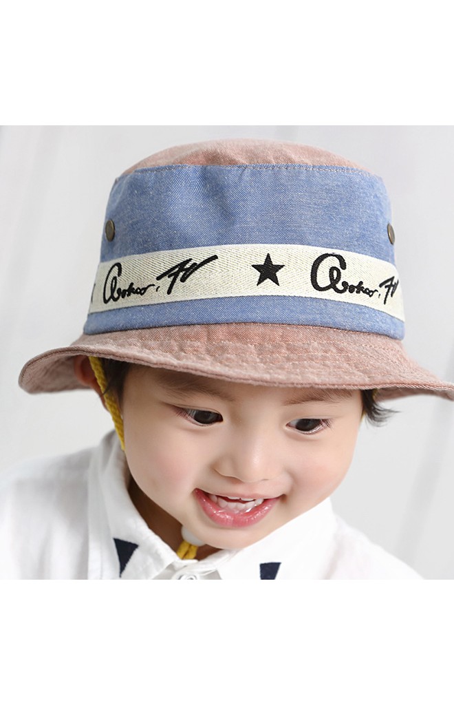 หมวกปีกรอบสลับสีสวย แต่งขอบลายอักษร จาก KUKUJI