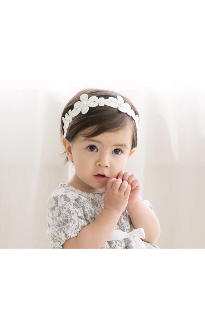 สายคาดผมสาวน้อยลูกไม้สีขาว ด้านหลังแต่งโบว์น่ารัก