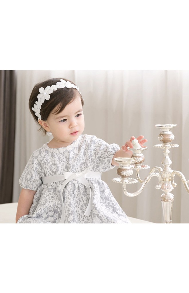 สายคาดผมสาวน้อยลูกไม้สีขาว ด้านหลังแต่งโบว์น่ารัก