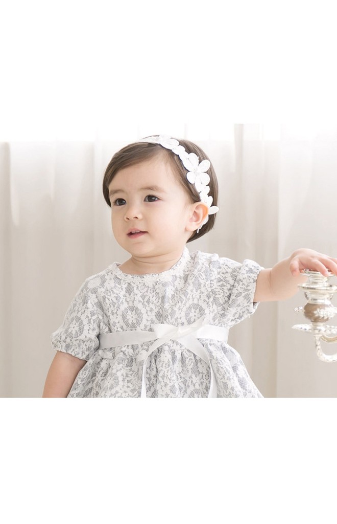 สายคาดผมสาวน้อยลูกไม้สีขาว ด้านหลังแต่งโบว์น่ารัก