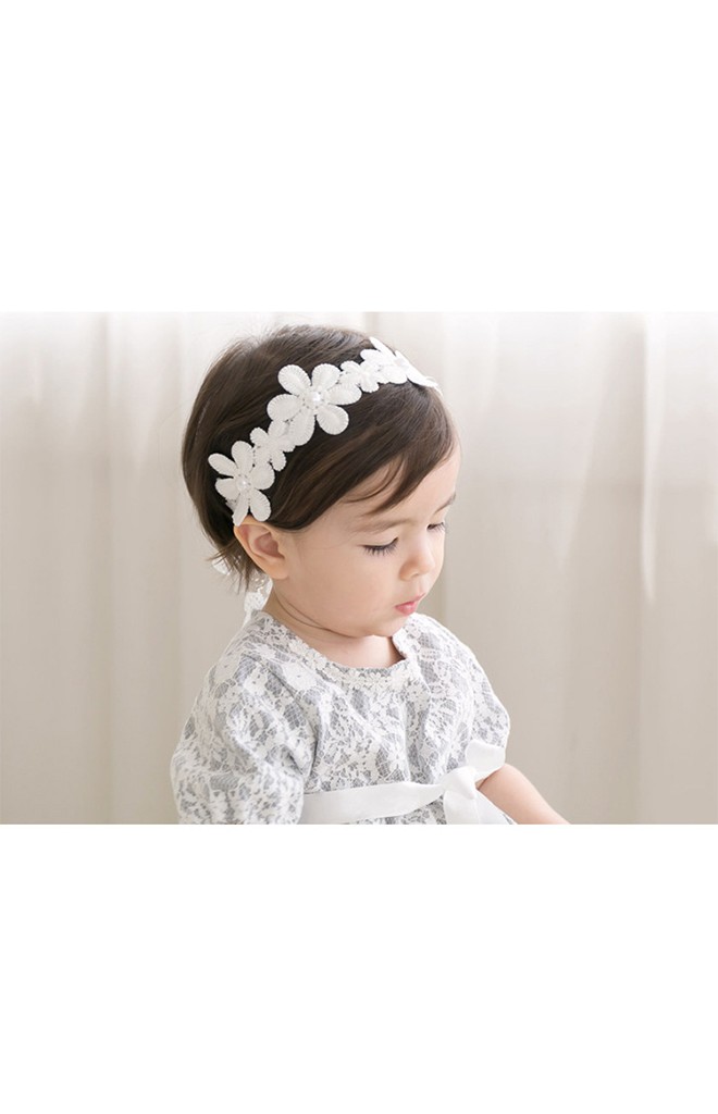 สายคาดผมสาวน้อยลูกไม้สีขาว ด้านหลังแต่งโบว์น่ารัก