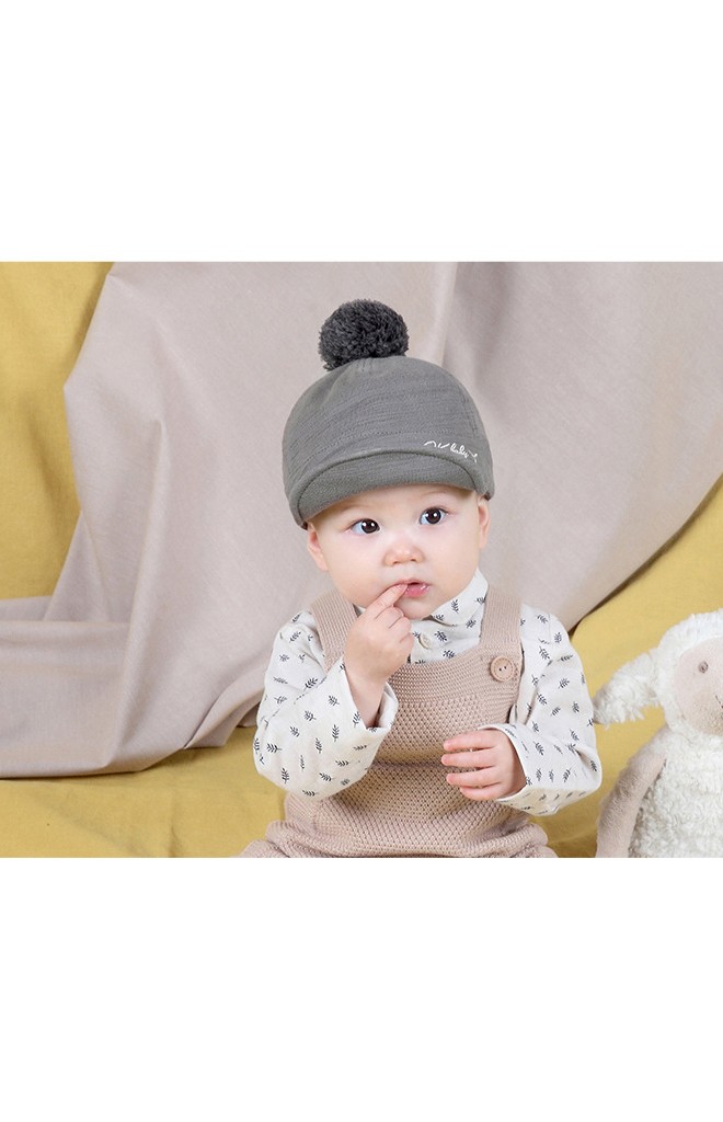 หมวกแก๊ปปัก OK baby ด้านบนแต่งปอมปอม MILKY FRIENDS