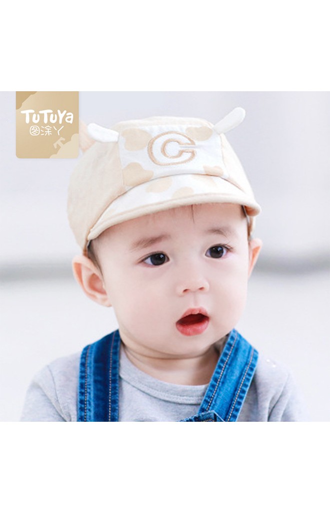 หมวกแก๊ปเด็กเล็กลายวัว ปักอักษร C จาก TUTUYA
