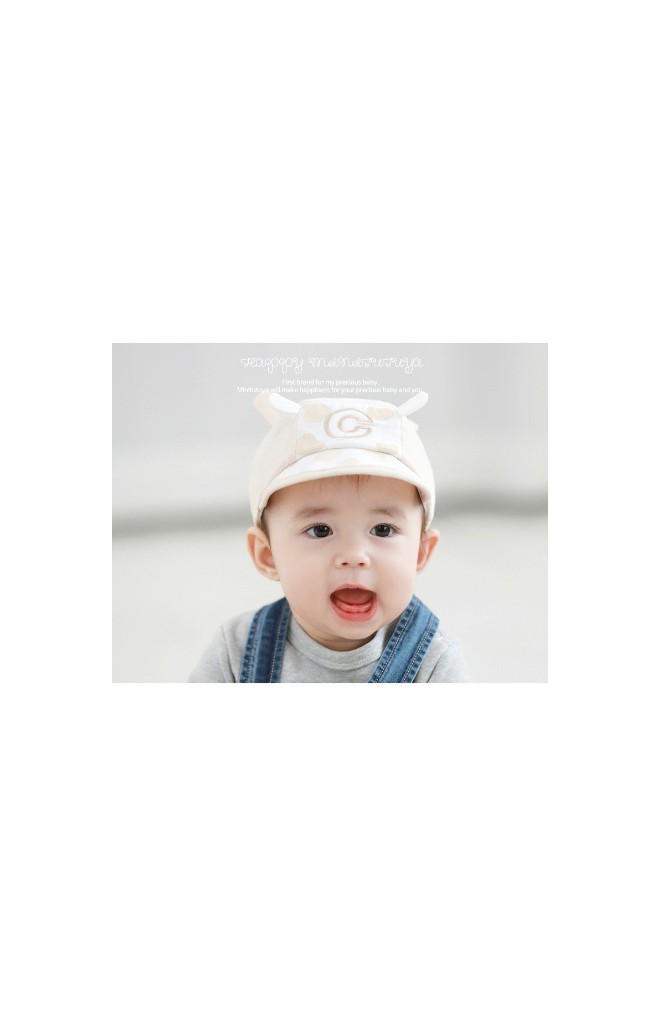 หมวกแก๊ปเด็กเล็กลายวัว ปักอักษร C จาก TUTUYA